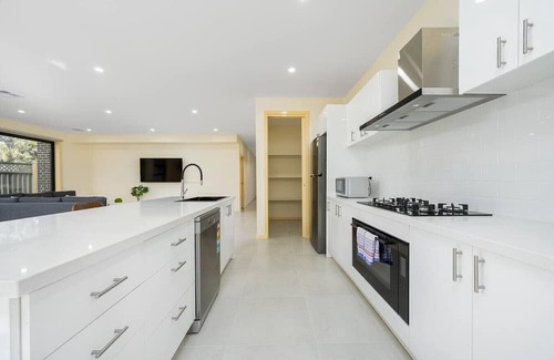 Westmeadows Maison | Westmeadow Breeze Skyline Stay – 8 Min to Airport
