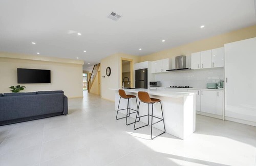 Westmeadows Maison | Westmeadow Breeze Skyline Stay – 8 Min to Airport