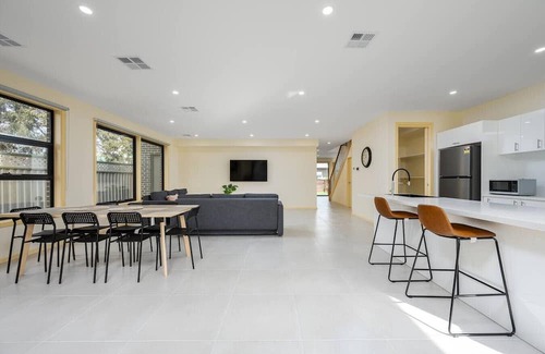 Westmeadows Maison | Westmeadow Breeze Skyline Stay – 8 Min to Airport