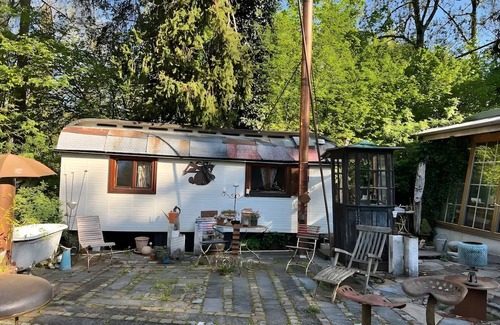 Bad Waldsee Maison | Tiny Home 'Zirkuswagen' with Private Terrace, Shared Garden and Wi-Fi