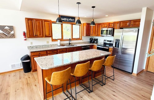 Albrightsville Chalet De Ski | Lakeside Lookout Lodge - MASSIVE 6 BR Chalet w/Hot Tub Lake Beach Pool