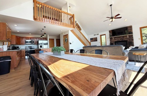 Albrightsville Chalet De Ski | Lakeside Lookout Lodge - MASSIVE 6 BR Chalet w/Hot Tub Lake Beach Pool