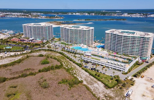 Orange Beach East Copropriété | Luxurious Bayside Four Bedroom Condo with Panoramic Views. Complimentary Boat Slip!