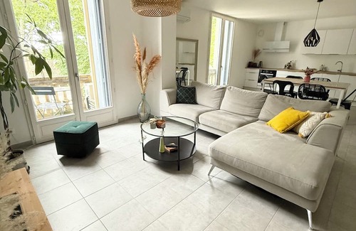Marsillargues Appartement | Le Hugo F3 in maison de maître - Charm & conviviality close to town and beaches