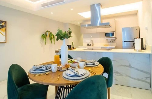 Isla Iguana Appartement | Nautico Condo, Rooftop Pool, Gym, Steps to the Marina!