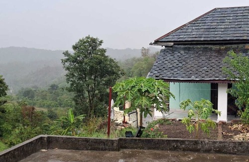 Chintpurni Lit Et Petit-Déjeuner | The Thanedar Sahib -100+ year-old, 4-bedroom Himachali-style homestay