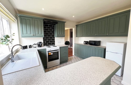 Yeovil Maison | Modern 3-Bed Home in Yeovil with Free Private Parking Wi-Fi & Garden