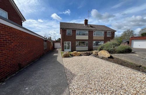 Yeovil Maison | Modern 3-Bed Home in Yeovil with Free Private Parking Wi-Fi & Garden