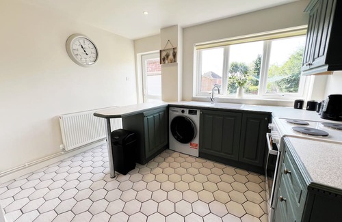 Yeovil Maison | Modern 3-Bed Home in Yeovil with Free Private Parking Wi-Fi & Garden
