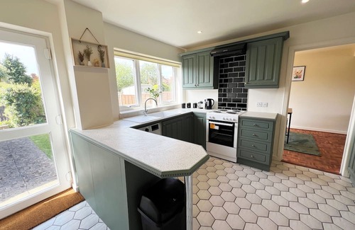 Yeovil Maison | Modern 3-Bed Home in Yeovil with Free Private Parking Wi-Fi & Garden