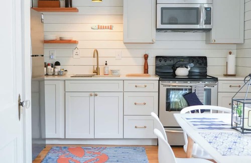 West End Appartement | Amazing West End apartment walkable to downtown and the waterfront.