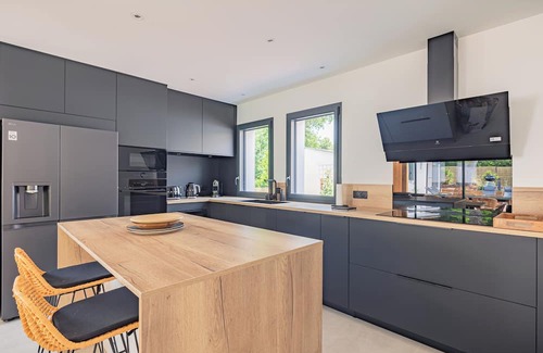 Le Grand-Village-Plage Maison | New air-conditioned archecte villa, heated pool near beach and shops