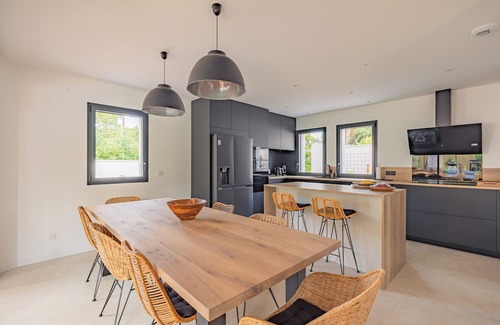 Le Grand-Village-Plage Maison | New air-conditioned archecte villa, heated pool near beach and shops