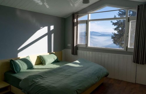 Mashobra Lit Et Petit-Déjeuner | Homely Attic Room with Sunrise and Forest & Mountain Valley Views
