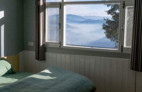 Mashobra Lit Et Petit-Déjeuner | Homely Attic Room with Sunrise and Forest & Mountain Valley Views