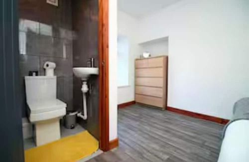 Uplands Appartement | 2 Bed Flat, 2 En-Suites, Parking, Sleeps 6