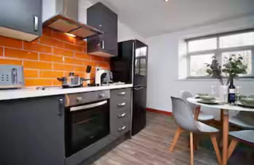 Uplands Appartement | 2 Bed Flat, 2 En-Suites, Parking, Sleeps 6