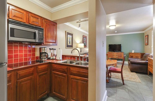 French Quarter Appartement | 1st Floor King Suite w/Kitchen at Grenoble House