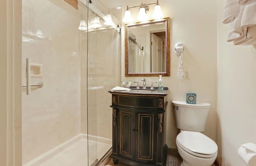 French Quarter Appartement | 1st Floor King Suite w/Kitchen at Grenoble House