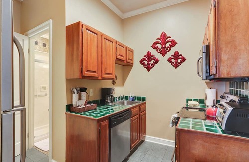French Quarter Appartement | 1st Floor King Suite w/Kitchen at Grenoble House