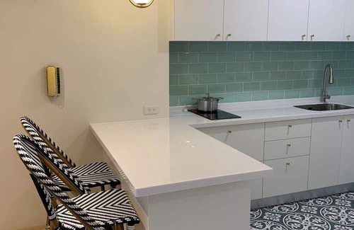 Daan Appartement | Chic Studio apartment with WiFi, AC near Jianguo Weekend Flower Market
