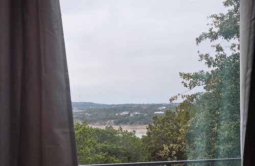 Waterford On Lake Travis Maison | Pet-friendly, upper-level 3-bedroom home with AC, WiFi