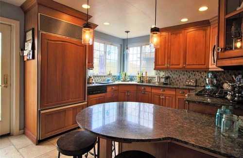 Dark Hollow Woods Maison | Spacious 5-bedroom house in Oakmont with WiFi, AC . 2 blocks from Oakmont C.C.