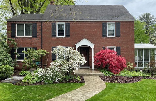Dark Hollow Woods Maison | Spacious 5-bedroom house in Oakmont with WiFi, AC . 2 blocks from Oakmont C.C.