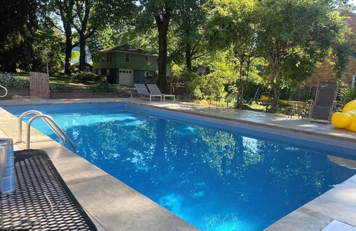 Dark Hollow Woods Maison | Spacious 5-bedroom house in Oakmont with WiFi, AC . 2 blocks from Oakmont C.C.