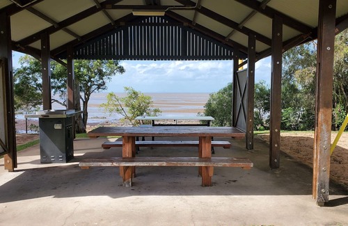 St Helens Beach Maison | Serene St Helens Beach affordable. Multi Families. Crabbing, fishing & relax.