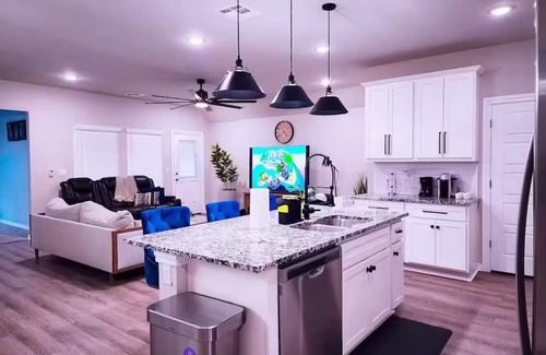 Oklahoma City Maison | 4-bedroom house in fantastic Oklahoma City with AC, fitness room, WiFi