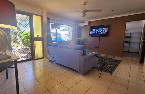 Manunda Maison | Chill out space close to town.