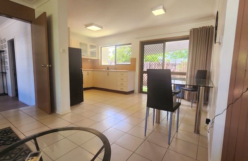 Manunda Maison | Chill out space close to town.