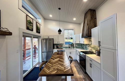 Zionville Maison | New 2-bedroom house in awesome Zionville with WiFi, AC