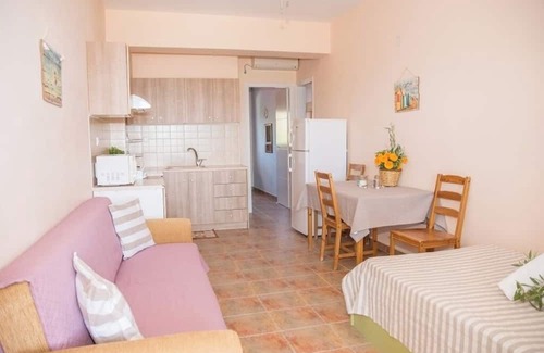 Plepi Appartement | One-Bedroom Apartment with Sea Views and Olive Grove Serenity for Up to 4 Guests