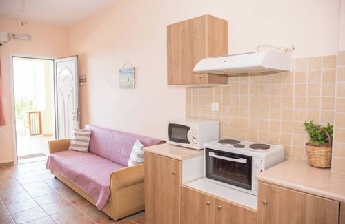 Plepi Appartement | One-Bedroom Apartment with Sea Views and Olive Grove Serenity for Up to 4 Guests