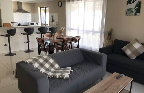 Adelaide Maison | Cozy Getaway retreat-5 bd 2 bath near beach and wineries