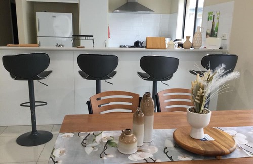 Adelaide Maison | Cozy Getaway retreat-5 bd 2 bath near beach and wineries