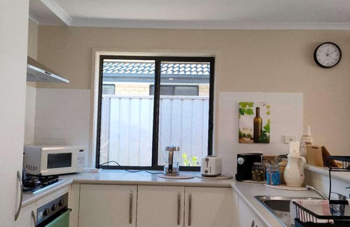 Adelaide Maison | Cozy Getaway retreat-5 bd 2 bath near beach and wineries