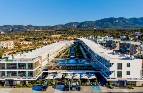 Bahceli Appartement | Modern studio: Relaxation with pool & sea view