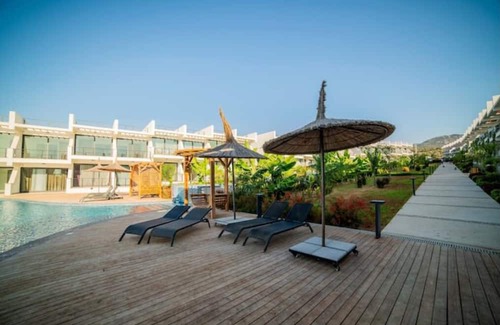 Bahceli Appartement | Modern studio: Relaxation with pool & sea view
