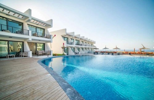 Bahceli Appartement | Modern studio: Relaxation with pool & sea view