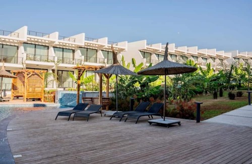 Bahceli Appartement | Modern studio: Relaxation with pool & sea view
