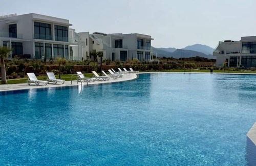 Bahceli Appartement | Chic penthouse in green resort: pool + gym