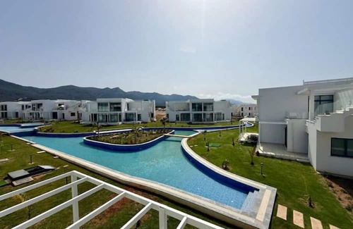 Bahceli Appartement | Chic penthouse in green resort: pool + gym