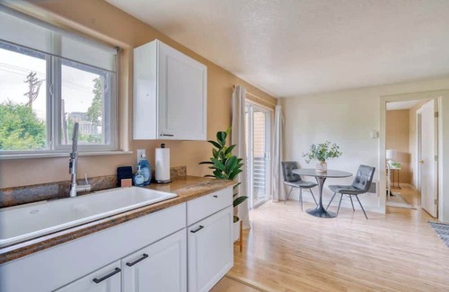 Corbett - Terwilliger - Lair Hill Appartement | Sunny Urban Oasis | Steps from OHSU & Downtown