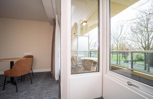 Roden Appartement | Comfortable and Clean Room with Onsite Restaurant and Bar Near Ronostrand