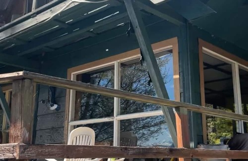 Lakelse Cabine | Cozy Semi-Off Grid waterfront Cottage with spacious property - Pet Friendly