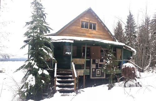 Lakelse Cabine | Cozy Semi-Off Grid waterfront Cottage with spacious property - Pet Friendly