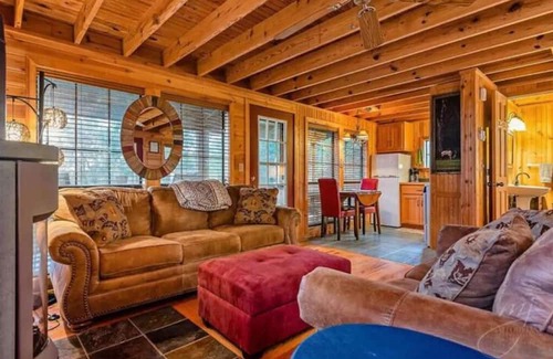Harrison Cabine | A Still Point Cabin and HOT TUB!
